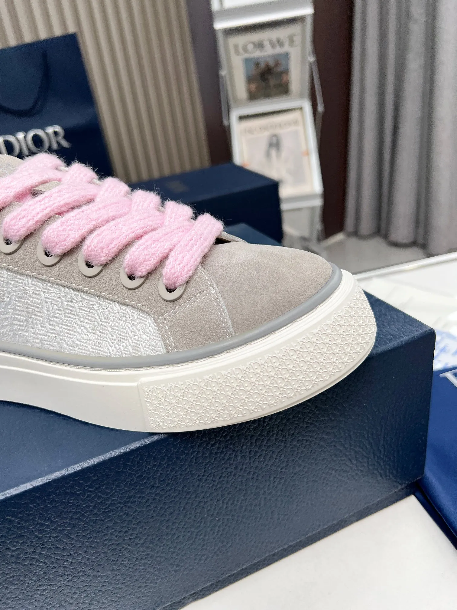 👟👟Ex-factory price 560👟👟 Women's Shoes Women's Clothing Women's Shoes Women's Clothing DIOR Dior B33 sneakers Gray and white jacquard fabrics with gray high mercerized suede leather 2023 new autumn products, reinterpretation of classic tennis shoes, fashionable silhouette highlights the thickness. Crafted from gray and white jacquard with Oblique print and suede panels, it has a distinctive padded tongue embellished with an embossed Dior signature, wide pink mohair laces and brass eyelets with a matte gray finish. The cream-white Dior Oblique patterned rubber sole, enhanced by the contrasting Dior 30 Avenue Montaigne signature on the rear, will add style to casual looks. Size: Women's 35-40 (34, 41 customized, non-refundable) Men's 39-45 (38, 46 customized, non-refundable)